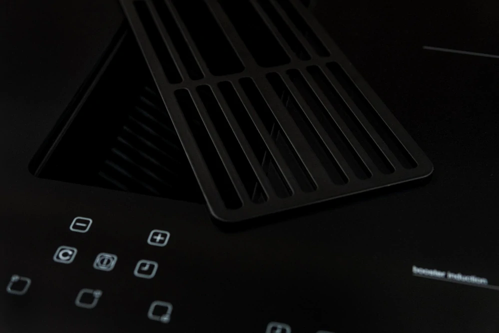 indukční varná deska Kluge KHI8000B s integrovaným odsavačem